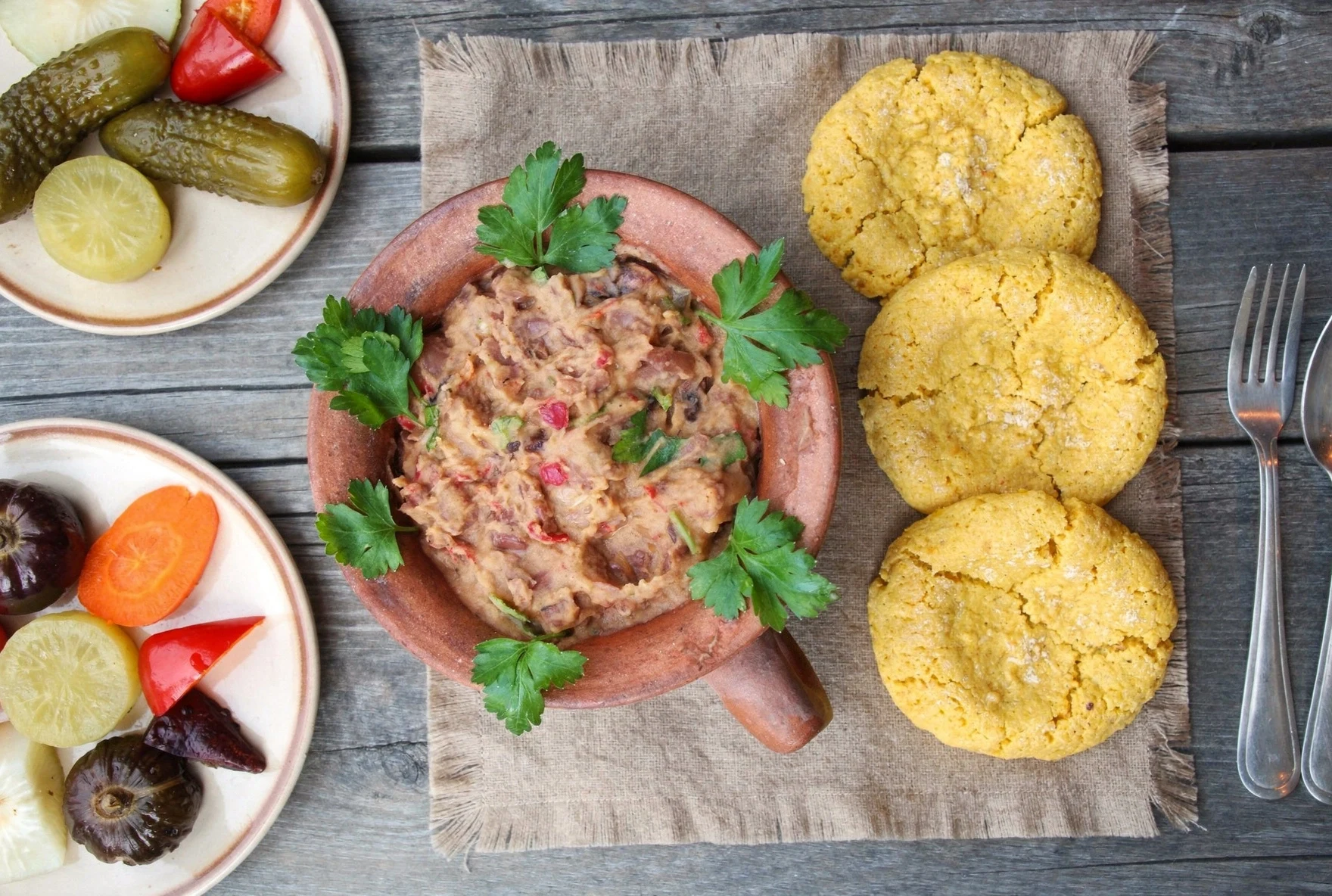 Georgian mchadi cornbread served alongside bean stew